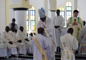 Lire la suite à propos de l’article Ordination presbytérale du P. Noël Bouyondé SAMBOU, Sch.P.