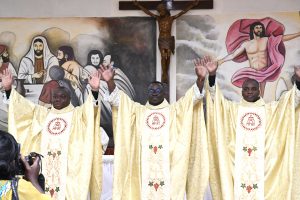 Lire la suite à propos de l’article Ordination presbytérale des pères Éric Kah, Stéphane Kouadio et Jean Roumba